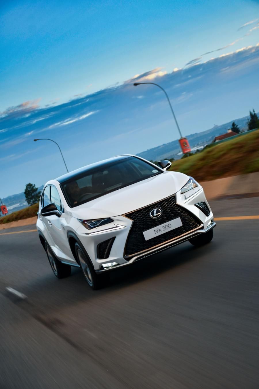  Lexus NX300 F-Sport 2017 года  (ZA) (фото 3 из 40)